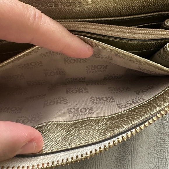 Michael Kors Vanilla Monogram Gold Glitter Center Stripe Large Wallet EUC - Picture 9 of 9